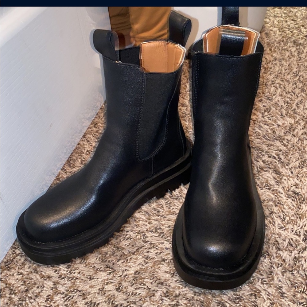 Black thick boots
